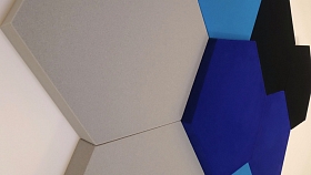 Barevné akustické hexagony