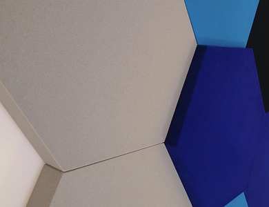 Barevné akustické hexagony